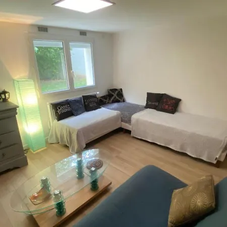 2 Pieces De Plain-pied Avec Parking Et Jardin Au Calme