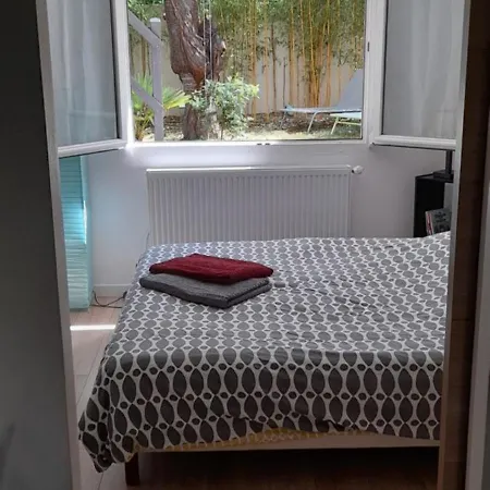 Daire 2 Pieces De Plain-pied Avec Parking Et Jardin Au Calme *