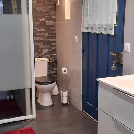 2 Pieces De Plain-pied Avec Parking Et Jardin Au Calme * Antony