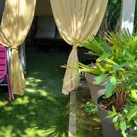 Daire 2 Pieces De Plain-pied Avec Parking Et Jardin Au Calme Antony