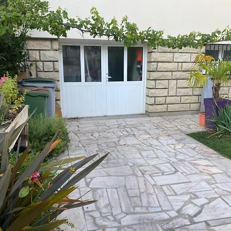 Daire 2 Pieces De Plain-pied Avec Parking Et Jardin Au Calme *